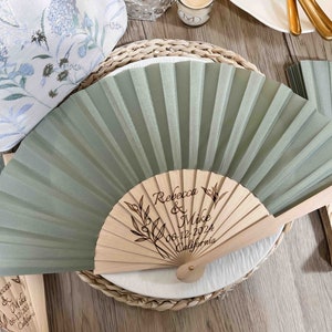 Gepersonaliseerde gegraveerde bruiloft handwaaiers Aangepaste houten doek Stoffenwaaiers Feestartikelen Geschenken Gasten Bulk opvouwbare handventilatoren Saliegroene waaiers