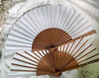 Personalisierte gedruckte faltende Handfächer High-End-Hochzeit weiße Stofffächer Partybevorzugung Geschenke Gäste Massen-Weinlese-Holzfächer kundenspezifischer Fächer