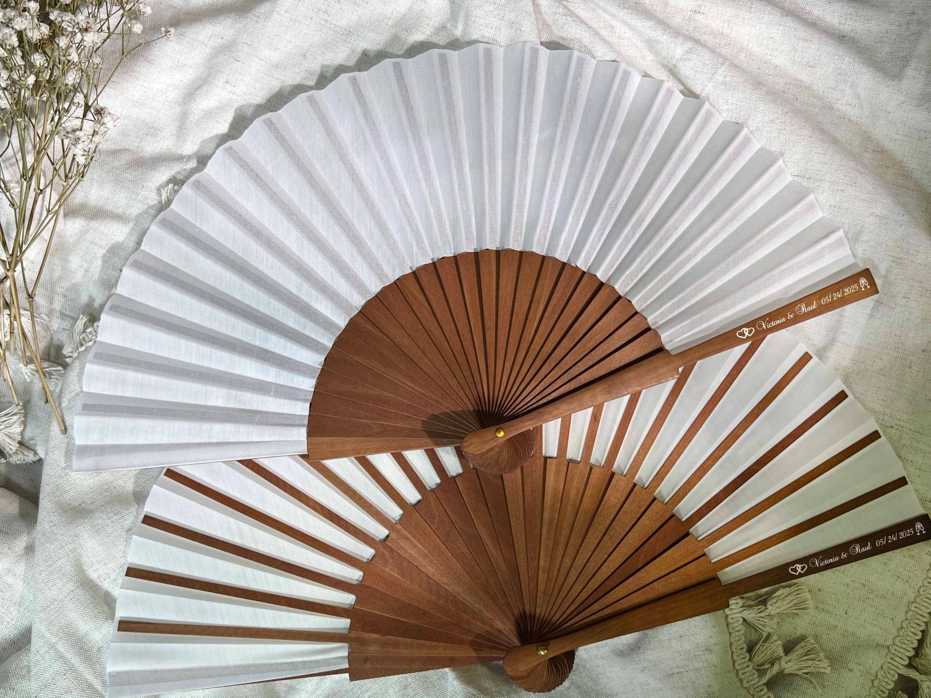 Personalisierte gedruckte faltende Handfächer High-End-Hochzeit weiße Stofffächer Partybevorzugung Geschenke Gäste Massen-Weinlese-Holzfächer kundenspezifischer Fächer