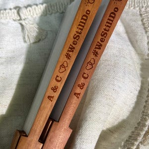 Ventagli a mano personalizzati con incisione, ventagli in tessuto bianco per matrimoni di alta qualità, bomboniere per ospiti, ventagli in legno vintage pieghevoli all'ingrosso, ventagli in tessuto