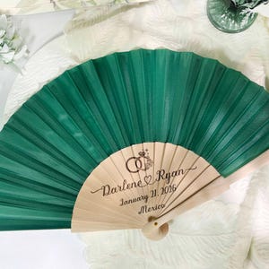Abanicos de mano personalizados y grabados, regalos para bodas, abanicos de tela de madera personalizados, regalos para invitados, abanicos de mano plegables de tela a granel, abanicos verde esmeralda.