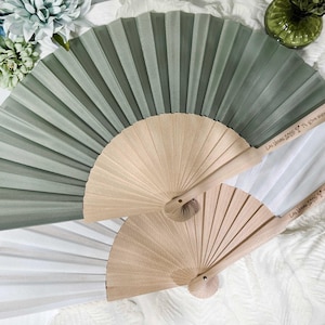 Abanicos de tela verde esmeralda personalizados, grabados e impresos, de madera, para bodas, regalos para invitados, abanicos plegables al por mayor.