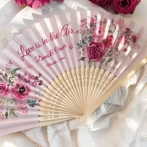 Ventagli personalizzati Ventagli in tessuto floreale personalizzati Monogramma Bomboniere per feste di matrimonio Regali Ospiti Ventagli portatili pieghevoli all'ingrosso Ventagli in tessuto di seta per Quinceanera