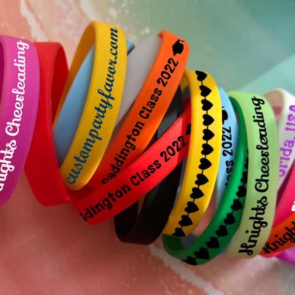 Gepersonaliseerde aangepaste siliconen armband Bulk School Afstudeerevenementen Grad Gifts Balspelen Bedrijf Promotie Sportgeesten Rubberen polsbandjes