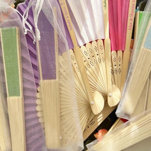 Personalisierte Hochzeit Handfächer Weiß Organza Taschen Set Geschenk für Gäste Silk Folding Hand Fans Party Anpassen Baby Shower Fabric Hand Fan