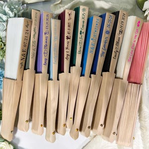 Abanicos de tela verde esmeralda personalizados, grabados e impresos, de madera, para bodas, regalos para invitados, abanicos plegables al por mayor.