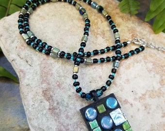 Ketting met mozaïektegels: iriserend glas en keramiek, draagbare kunst