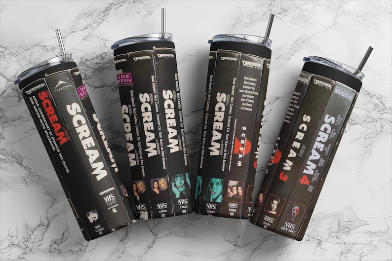 Peut inclure: Ensemble de quatre gobelets isol&eacute;s noirs et rouges avec un motif de cassettes VHS pour la franchise de films Scream. Les gobelets pr&eacute;sentent les titres des films "Scream", "Scream 2", "Scream 3" et "Scream 4".