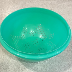 Vintage Tupperware Colander From The 1970's Jadeite Tupperware 339 a 2 Quart Footed Colander / Strainer