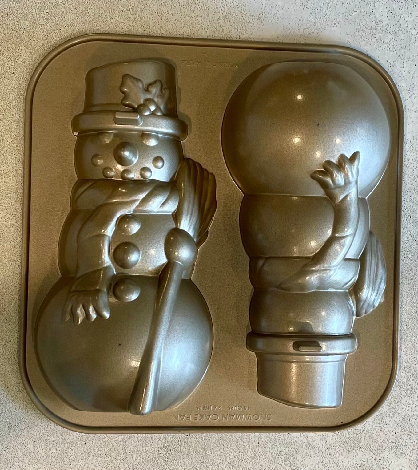 Nordic Ware Snowman Cake Pan Heavy Cast Aluminum Retired Novelty Bakeware  Awesome Cake Pan