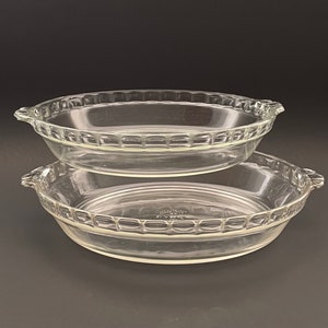 Set of 2 Vintage PYREX Scalloped Deep Dish Pie Plates - All Caps PYREX 229 a 9.5&quot; Made in the USA in the 1940&#39;s - 1960&#39;s