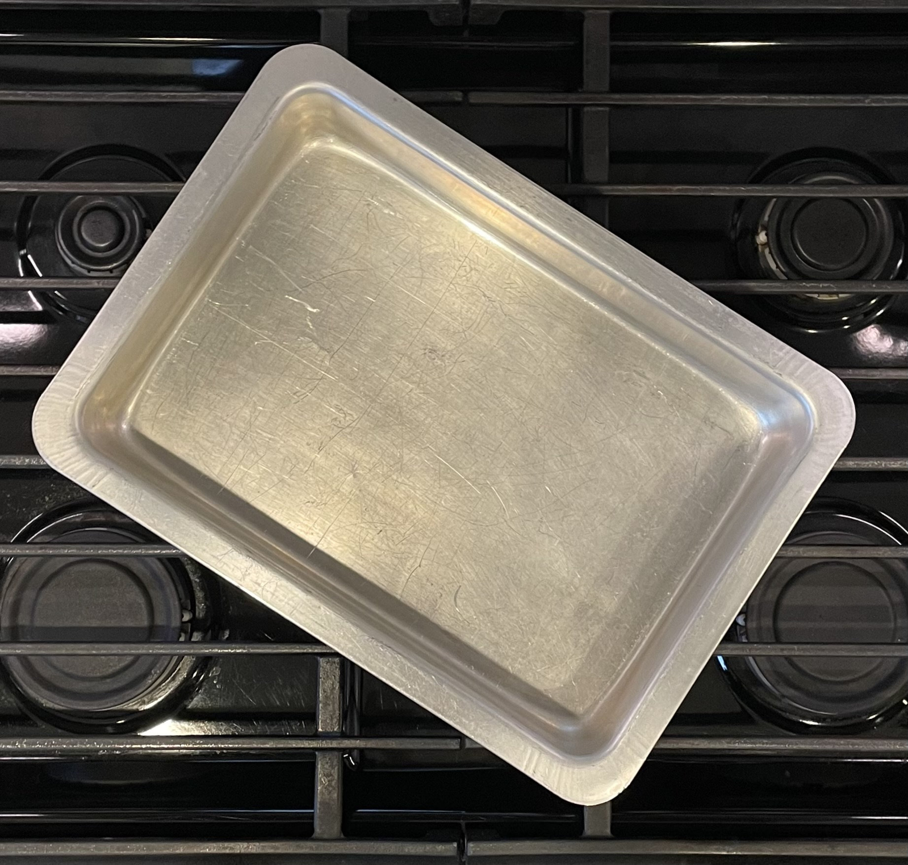 Wearever AirBake Cake Pan, Covered, 13 x 9 x 2-1/4-In. Covered