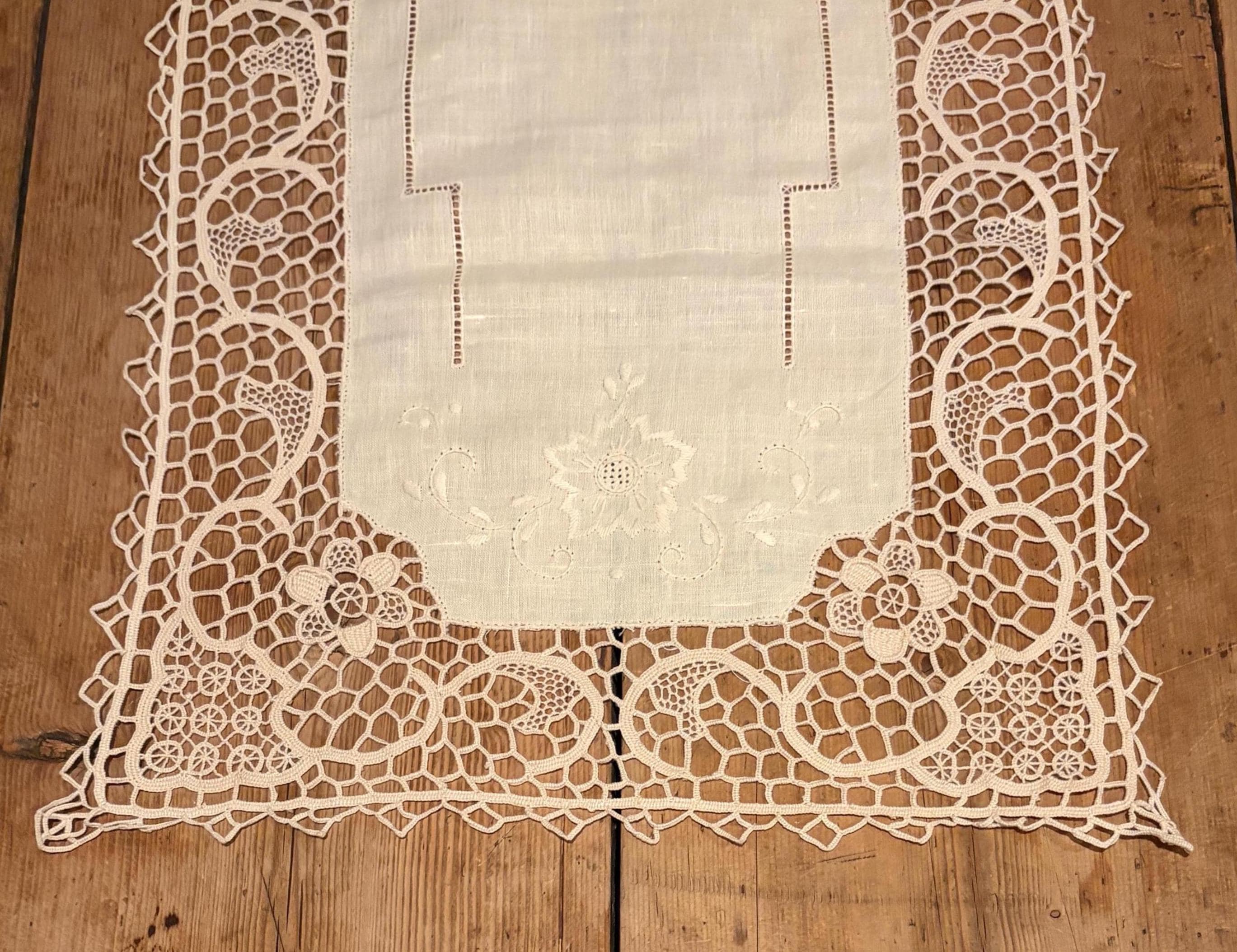 Vintage Beige Floral Table Runner With Lace Border: 2.6' Dresser