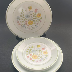 8 piece Set Vintage Corelle Meadow Dinner Set - Service for 4 - Pastel Floral Print Made in the USA by Corning in the 1980&#39;s