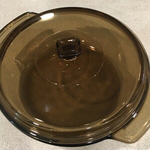 Vintage Amber Anchor Hocking Glass Casserole Dish with Handles and Lid For Baking and Serving 8 3/4" 1.5 Qt Handled Baking Dish Retro Decor image 2
