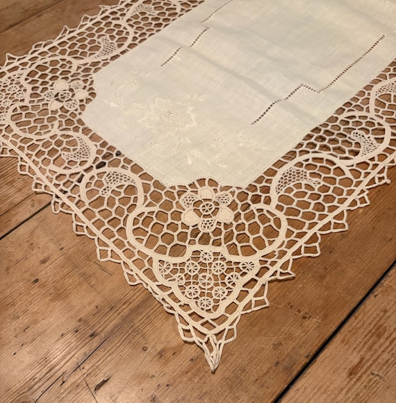 Vintage Beige Floral Table Runner With Lace Border: 2.6' Dresser