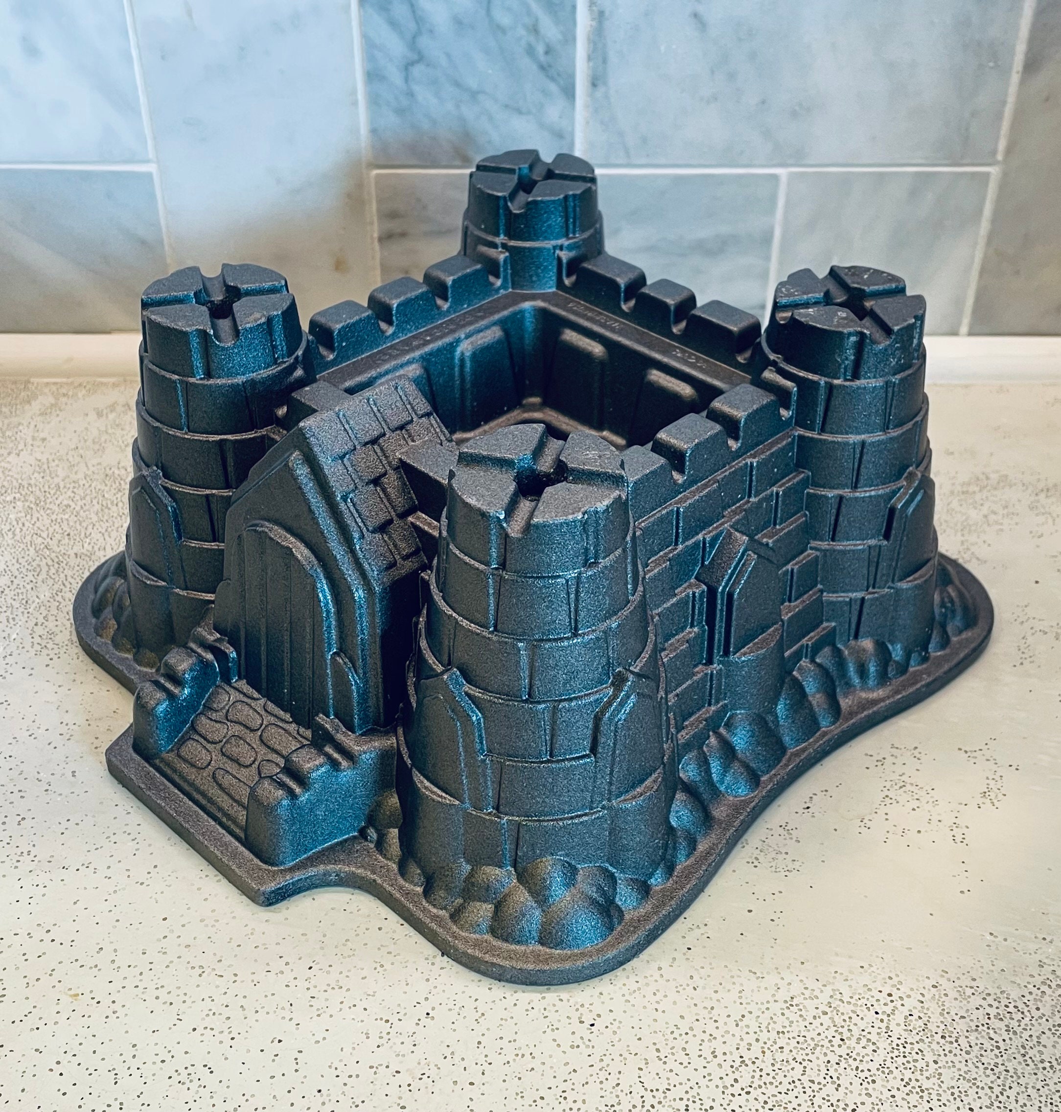 Castle top cake pan