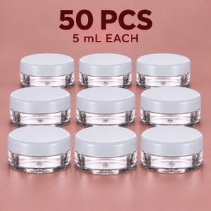 Puede incluir: Un conjunto de 50 tarros cosméticos de plástico transparente con tapas blancas de rosca, cada uno con una capacidad de 5 mL. Los tarros están dispuestos en cuadrícula, con bases transparentes y tapas blancas, marcados con 50 PCS 5 mL EACH.