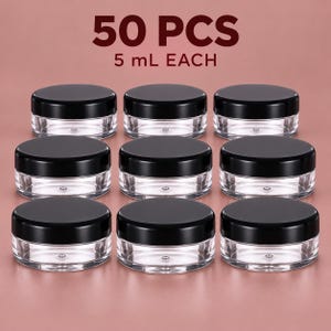 Può includere: Un set di 50 barattoli cosmetici in plastica trasparente con coperchi neri a vite, ciascuno con una capacità di 5 mL. I barattoli sono disposti a griglia, con basi trasparenti e coperchi neri circolari, contrassegnati 50 PCS 5 mL EACH.
