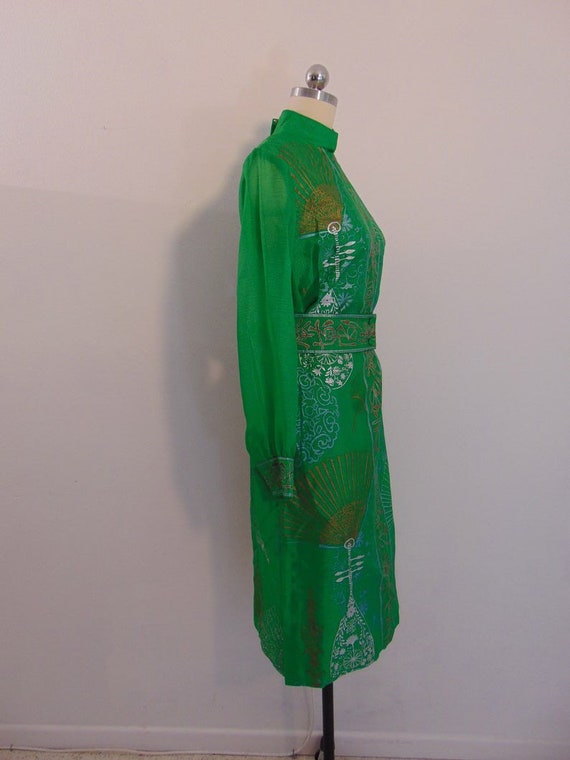 1960’s Alfred Shaheen green Asian motif shift dre… - image 2