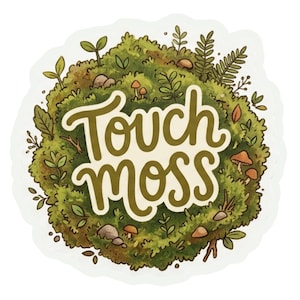 Könnte beinhalten: Ein runder Aufkleber mit dem Text "Touch moss" in einer verspielten Schriftart. Das Design ist eine detaillierte Illustration eines moosigen Flecks mit kleinen Pilzen, Steinen und verschiedenen grünen Pflanzen. Der Aufkleber hat einen weißen Rand.