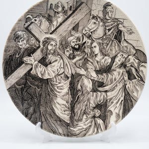 Signierte, 40 cm große Sgraffito Keramikplatte - Jesus trägt das Kreuz Illustration Wandkunst