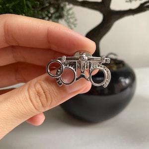 YAHOYA Niche Fille avec Lunettes Broche Acrylique Beauté Tête Broches pour Femmes Vêtements Accessoires Pin Student Bag Badges Pins