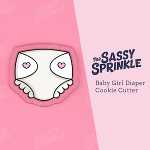 Peut inclure: Emporte-pièce rose en forme de couche pour bébé avec deux cœurs roses sur le devant. L'emporte-pièce est intitulé "The Sassy Sprinkle Baby Girl Diaper Cookie Cutter."