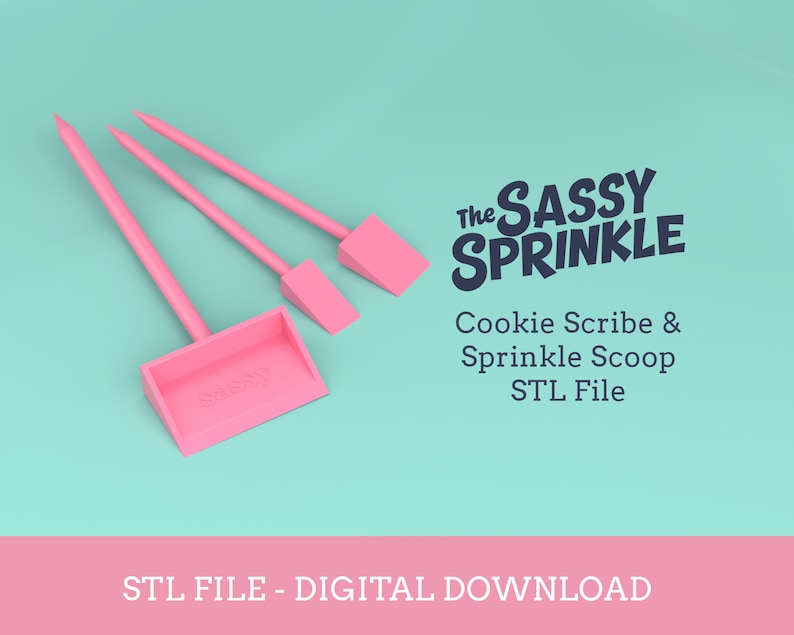 Puede incluir: Tres herramientas rosadas impresas en 3D para decorar galletas: una peque&ntilde;a pala, una peque&ntilde;a esp&aacute;tula angulada y una esp&aacute;tula larga y delgada. Las herramientas est&aacute;n etiquetadas como "The Sassy Sprinkle" y "Cookie Scribe & Sprinkle Scoop STL File".