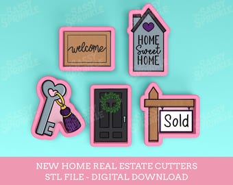 Puede incluir: Un conjunto de cinco cortadores de galletas con temática de nueva casa. Los cortadores tienen forma de casa con las palabras "Home Sweet Home", una llave con un borla, un letrero de bienvenida, una puerta con una corona y un letrero de vendido.