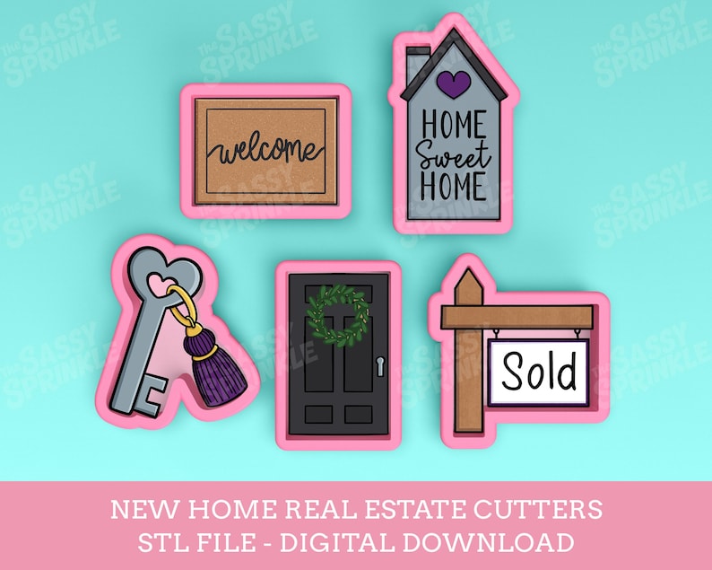 Op de afbeelding: Een set van vijf koekjesvormen met een nieuw-huis-thema. De vormen zijn in de vorm van een huis met de woorden "Home Sweet Home", een sleutel met een kwast, een welkom-bord, een deur met een krans en een bord met de tekst "Verkocht".