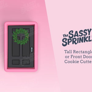 Op de afbeelding: Een roze koekjesvormpje in de vorm van een hoge rechthoekige deur met een groene krans. Het koekjesvormpje staat op een roze achtergrond. De tekst "The Sassy Sprinkle" en "Tall Rectangle or Front Door Cookie Cutter" staat onder het koekjesvormpje.
