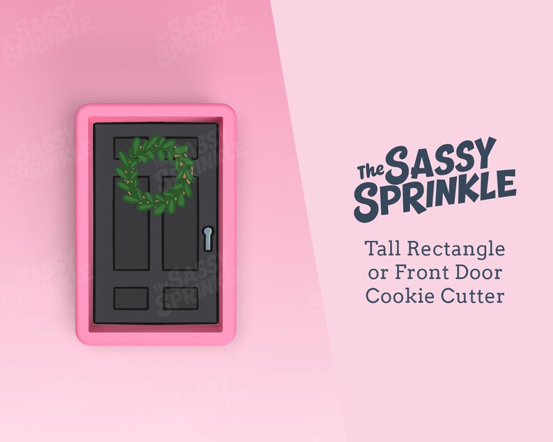 Op de afbeelding: Een roze koekjesvormpje in de vorm van een hoge rechthoekige deur met een groene krans. Het koekjesvormpje staat op een roze achtergrond. De tekst "The Sassy Sprinkle" en "Tall Rectangle or Front Door Cookie Cutter" staat onder het koekjesvormpje.