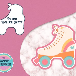 Puede incluir: Cortador de galletas de patines retro con un patín blanco, ruedas naranjas y un corazón rosa en el lateral. El cortador está bordeado de azul y tiene el texto "Retro Roller Skate".