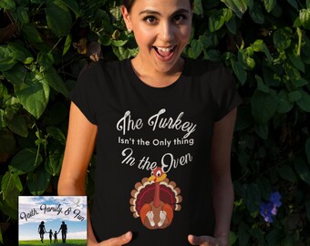 Die Türkei ist nicht das einzige im Ofen Shirt, Schwangerschaft Ankündigung Shirt, schwangere Danksagung Shirt, Thanksgiving Mutterschaft