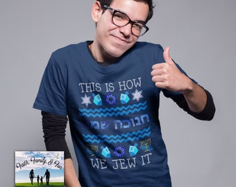 Lustiges Chanukka Shirt, Tora Shirt, so jueden wir es, Chanukka Shirt, Chanukka Shirt, Dreidel Shirt, Geschenk für Chanukka, jüdisches Shirt, Chanukka