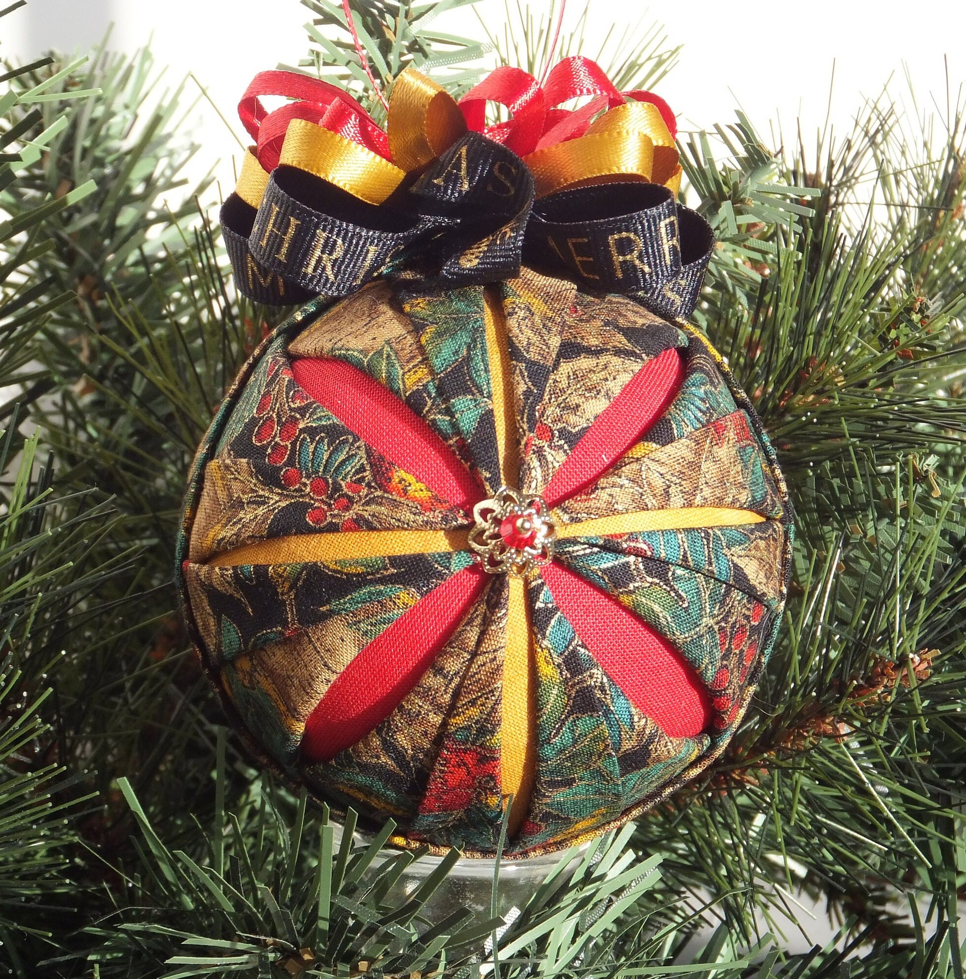Red and Gold Holly Berry Quilted Fabric Ornament, No Sew Ornament, Rood Holidays, Christmas Bulb, Holiday Ornament, Winter Bulb, 3030