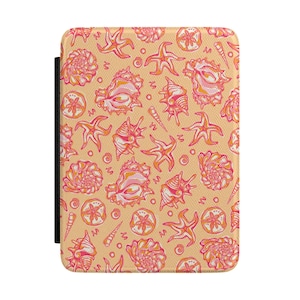 Könnte beinhalten: Eine beige Tablet-Hülle mit einem sich wiederholenden Muster aus rosa und orangefarbenen Muscheln, Seesternen und Sanddollars. Die Hülle hat eine schwarze Wirbelsäule und einen Magnetverschluss. Das Design hat ein Strandthema.