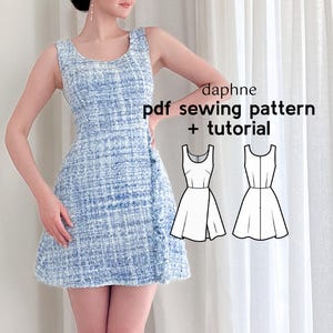 以下が含まれることがあります： 青と白のツイードのドレスを着た女性。画像には「daphne pdf sewing pattern + tutorial」というテキストが含まれています。