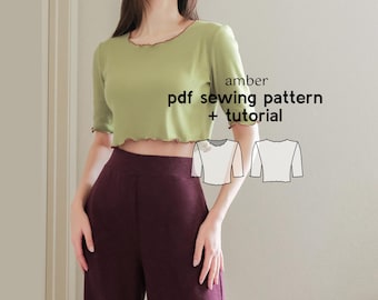 Op de afbeelding: Een lichtgroene, cropped top met korte mouwen en een geschulpte zoom. De tekst "amber pdf sewing pattern + tutorial" wordt weergegeven. Er worden ook twee lijntekeningen van de top getoond. Het model draagt een bordeauxrode broek.