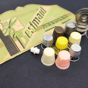 Vintage Sewing Notions Fingerhüte Nadeln Lucite Werbung 1930er - 1940er Jahre