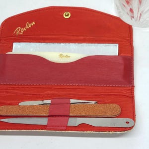 Set manicure Revlon anni &#39;50 e &#39;60, borsa da viaggio e da toeletta in broccato dorato