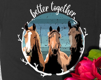 Puede incluir: Camiseta negra con un gráfico blanco de tres caballos en un círculo con el texto "better together" encima. Los caballos son marrones y negros con marcas blancas. El fondo del gráfico es un patrón de rayas azules y blancas.