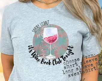 Divertida camiseta para amantes del club de lectura y del vino para mujeres. Camiseta de vino para club de lectura. Regalo para anfitriona de club de lectura. Camiseta de vino para club de lectura. Camiseta personalizada para club de lectura.