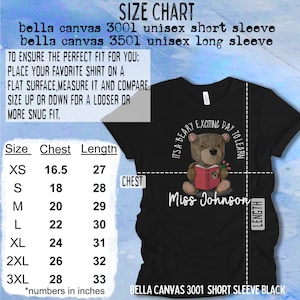 Op de afbeelding: Maattabel voor een Bella Canvas 3001 unisex T-shirt met korte mouwen in zwart. De tabel toont borst- en lengtemaat in inches voor maten XS tot 3XL. De afbeelding toont ook een zwart T-shirt met een afbeelding van een beer die een boek leest en de tekst "It's a Beary Exciting Day to Learn" en "Miss Johnson".