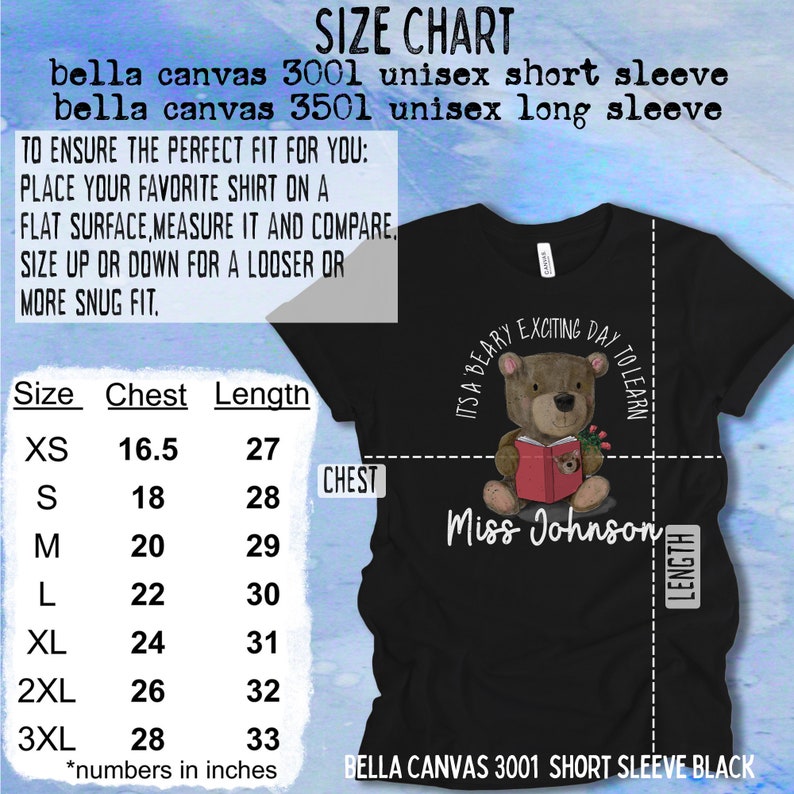 Op de afbeelding: Maattabel voor een Bella Canvas 3001 unisex T-shirt met korte mouwen in zwart. De tabel toont borst- en lengtemaat in inches voor maten XS tot 3XL. De afbeelding toont ook een zwart T-shirt met een afbeelding van een beer die een boek leest en de tekst "It's a Beary Exciting Day to Learn" en "Miss Johnson".