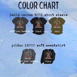 Op de afbeelding: Kleurenkaart met verschillende kleuropties voor Bella Canvas 3001 T-shirts met korte mouwen en Gildan 18000 soft sweatshirts. De shirts hebben een afbeelding van een beer die een boek leest met de tekst "My heart is loving day in, day out" en "Miss Johnson". De kleuropties zijn donkergrijs heather, zwart en army.