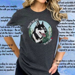 Puede incluir: Una camiseta gris oscuro con una ilustraci&oacute;n de un perro husky blanco y negro. El texto "You're the Gee to my Haw" est&aacute; impreso en la camiseta.