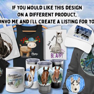 Op de afbeelding: Een verzameling van verschillende producten met verschillende ontwerpen. De producten omvatten een draagtas, een tanktop, een notitieboek, een pet, een sweatshirt, een romper, een mok en een tumbler. De ontwerpen bevatten dieren zoals een paard, een eland, een beer, een husky en een fiets. De tekst op de producten omvat "Sunshine & Huskies", "Don't Worry, Be Appy", "Always Believe", "Enjoy the Ride" en "Hero".