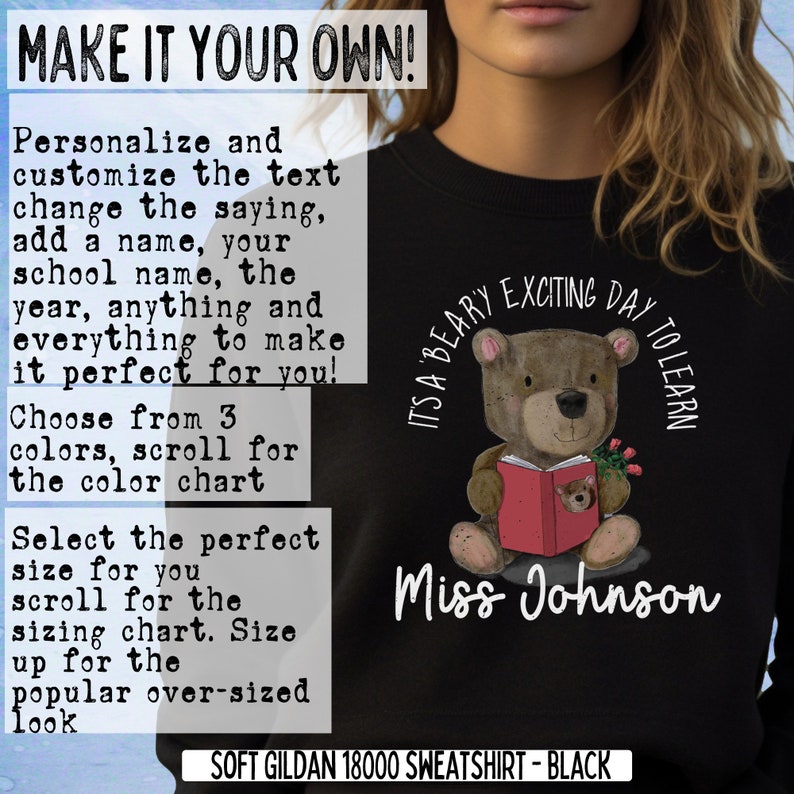 Op de afbeelding: Zwart sweatshirt met een illustratie van een bruine beer die een boek vasthoudt. De tekst "It's a Beary Exciting Day to Learn" staat in een cirkel rond de beer. De tekst "Miss Johnson" staat onder de beer. Het sweatshirt is een zacht Gildan 18000 sweatshirt.